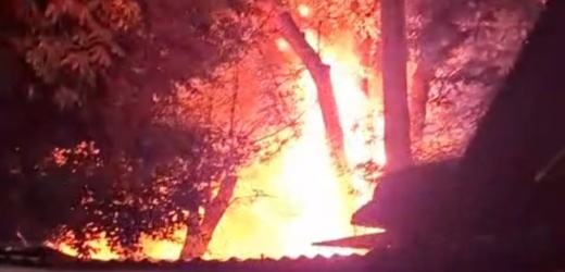 Incendio devora 150 puestos temporales en Santa Ana y evidencia precariedad heredada tras el siniestro del Mercado Central de 2021