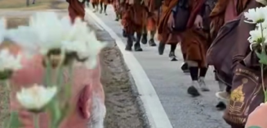 Con los pies descalzos,  caminan por la paz: La odisea de los monjes budistas que conmueve al mundo