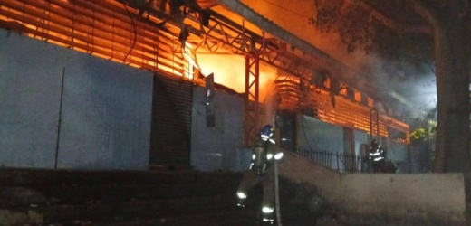 Voraz incendio en la MEGA PLAZA en Sonsonate
