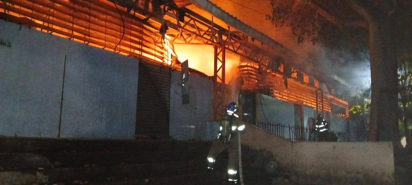 Voraz incendio en la MEGA PLAZA en Sonsonate