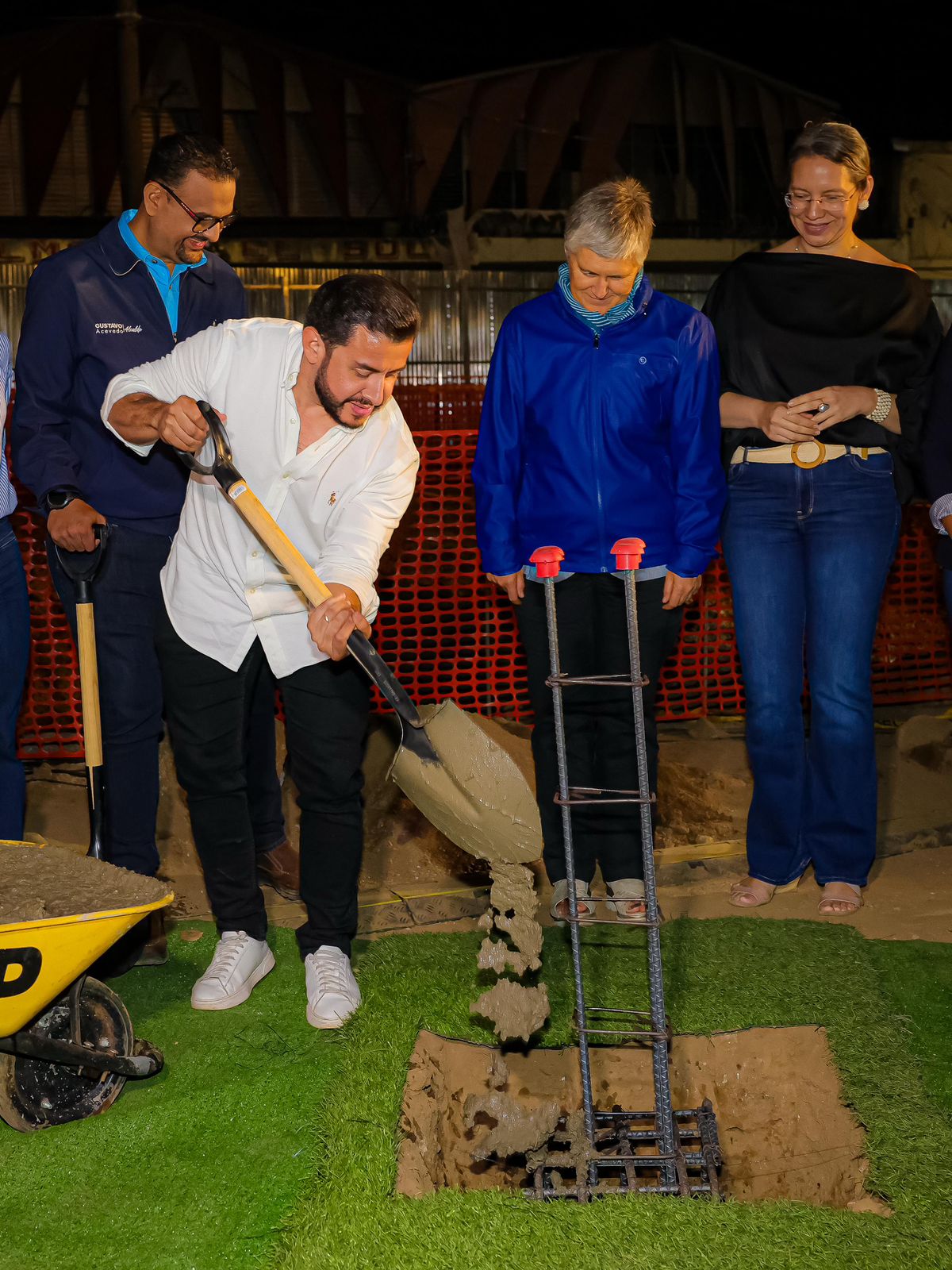 Colocan primera piedra del mercado central en Santa Ana