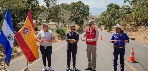 MOP y AECID entregan primer tramo de pavimentación hacia la frontera El Coco