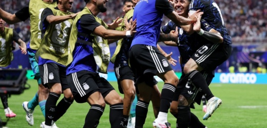 Argentina se impone a Inglaterra y mantiene vivo el sueño del bicampeonato