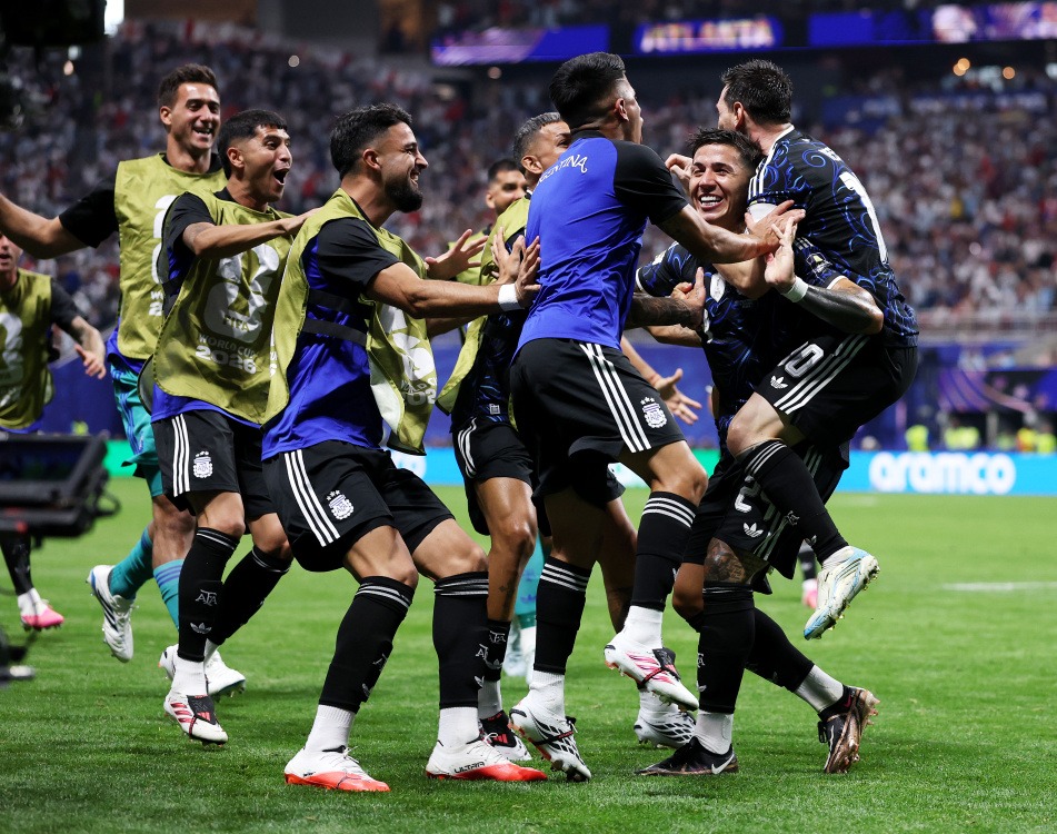 Argentina se impone a Inglaterra y mantiene vivo el sueño del bicampeonato