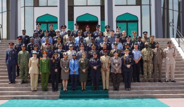 Dos oficiales salvadoreños llevan la experiencia de su país a un escenario policial internacional en Dubái