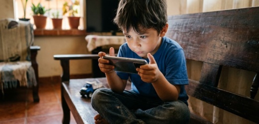 En España Sociedades médicas advierten sobre el “hackeo cerebral” en la infancia y piden prohibir pantallas antes de los seis años