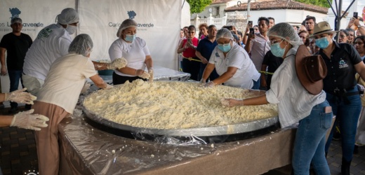 El Festival de la Leche de Metapán hace historia con la elaboración de la cuajada y el dulce de leche más grandes de El Salvador