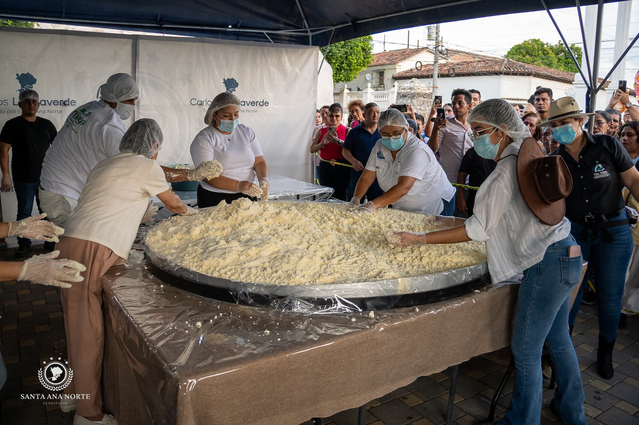 El Festival de la Leche de Metapán hace historia con la elaboración de la cuajada y el dulce de leche más grandes de El Salvador