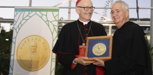 LA UNIVERSIDAD DE VILLANOVA ENTREGA AL CARDENAL CZERNY LA PRIMERA MEDALLA DE SOSTENIBILIDAD PAPA LEÓN XIV EN EL BORGO LAUDATO SI’