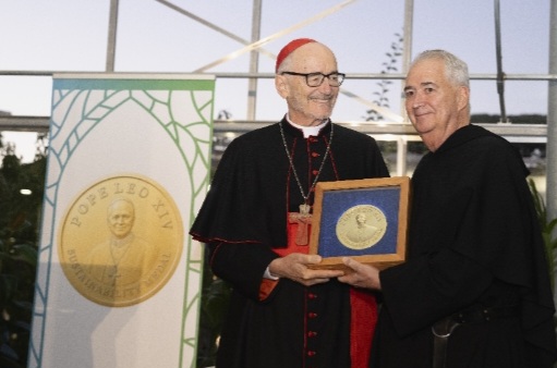 LA UNIVERSIDAD DE VILLANOVA ENTREGA AL CARDENAL CZERNY LA PRIMERA MEDALLA DE SOSTENIBILIDAD PAPA LEÓN XIV EN EL BORGO LAUDATO SI’