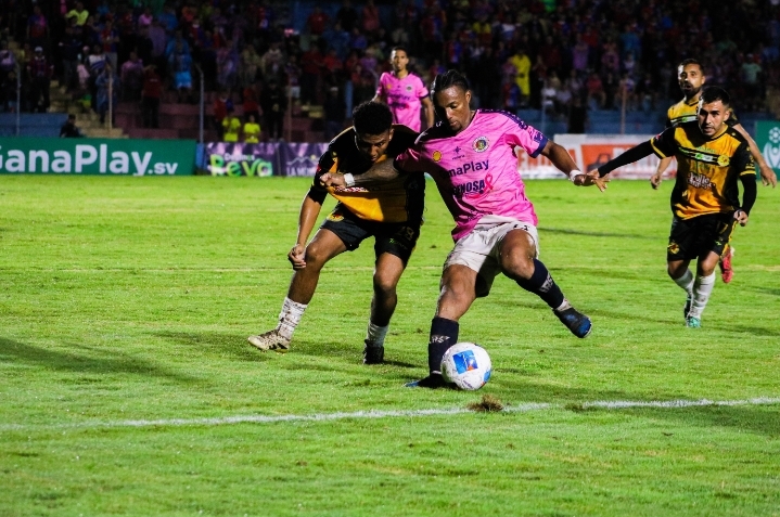 Platense derrota a FAS en un partido marcado por las expulsiones y las revisiones del FVS